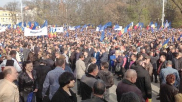 Miting la Chişinău: Moldovenii cer menţinerea legăturii cu UE